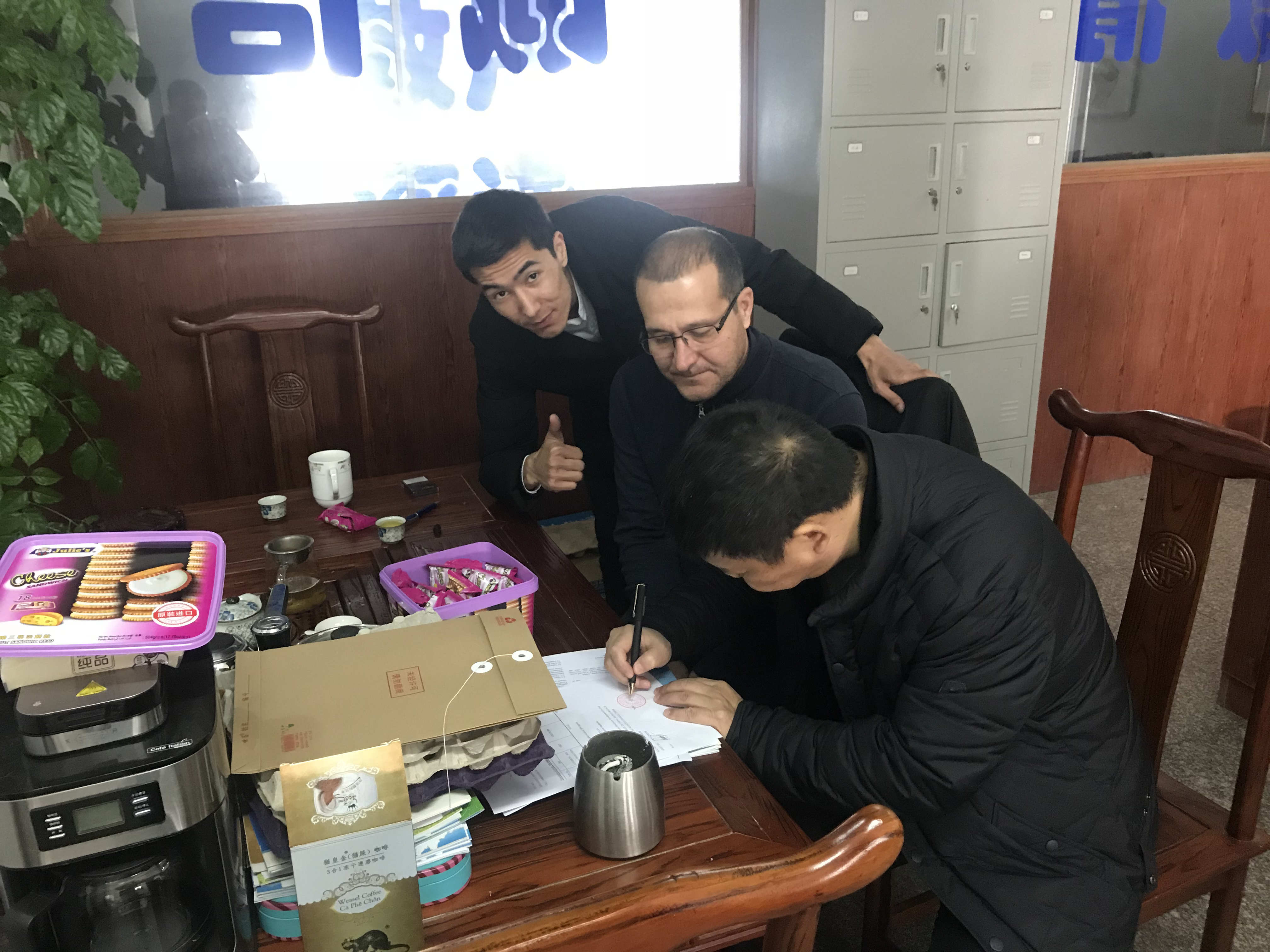 乌兹别克斯坦客户1000型蛋托设备合同签订